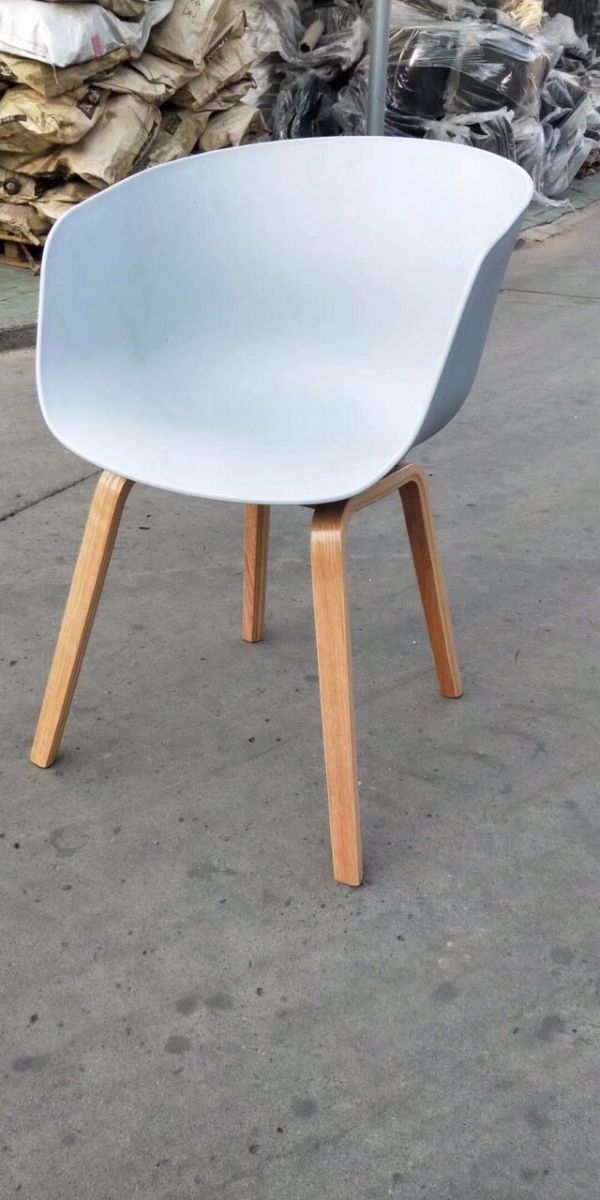 Ghế Hay màu trắng chân sắt sơn giả gỗ GLM23