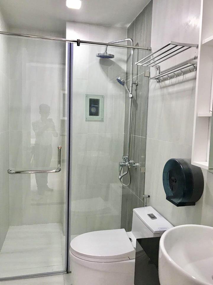Thi công vách ngăn kính phòng tắm giá rẻ, nhanh chóng tại HCM